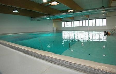 <p>8. Dünyanın En Derin Kapalı Yüzme Havuzu Belçika'daki Nemo 33 dalış havuzu 33 metreden fazla derinliğe sahip. 2,500,000 litre klorsuz suyla kaplı havuzun 10 metre derinliklerinde yapay sualtı mağaraları yer alıyor.</p>
