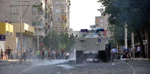 Terörist başı Abdullah Öcalan'ın yakalanışının yıldönümü nedeniyle Doğu ve Güneydoğu illerinde PKK yandaşları kepenk açmadı, açtırmadı. Yapılan eylmelere polis müdahale ederken çocuklar yine ön plandaydı