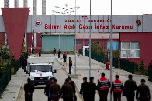 "Ergenekon" davasının görüldüğü Silivri Ceza Ve İnfaz Kurumları Yerleşkesi'ne ulusalcılar tam anlamıyla çıkarma yaptı.