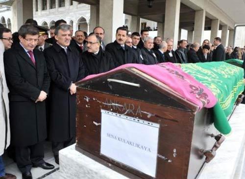 Geçirdiği trafik kazası sonucu hastanede tedavi gören Türk İşbirliği ve Kalkınma İdaresi (TİKA) Başkanı Musa Kulaklıkaya'nın kızının cenazesi toprağa verildi. 16 yaşındaki Sena Kulaklıkaya'nın cenaze töreni, devletin zirvesini buluşturdu.