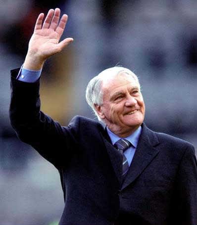 İngiltere Milli Takımı'nın eski futbolcusu ve teknik direktör Sir Bobby Robson'un 76 yaşında İngiltere'nin County Durham kentindeki evinde kansere yenik düştüğü bildirildi.