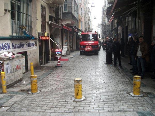 Beyoğlunda, tarihi bir binada çıkan yangına gitmeye çalışan itfaiye aracı, caddedeki hidrolik demir bariyer kalkınca kaza yaptı. Kameraların kaydettiği kazada itfaiye aracının yağ deposu patladı.