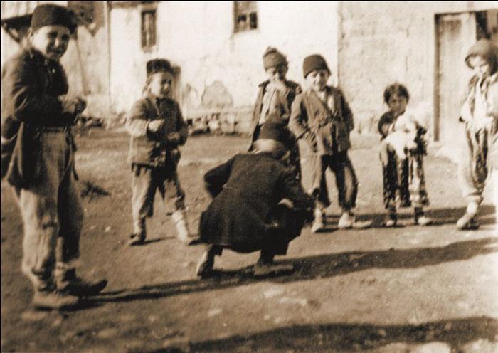 <p>Ankara sokaklarında misket oynayan çocuklar