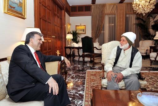 Cumhurbaşkanı Abdullah Gül, kendisiyle görüşmek için Malatya'dan yürüyerek yola çıkan 68 yaşındaki Sami Karaaslan'ı, ağırlardı. Karaaslan 'Mekke'ye Hac için yaya gittim. Ankara ne ki?' dedi.