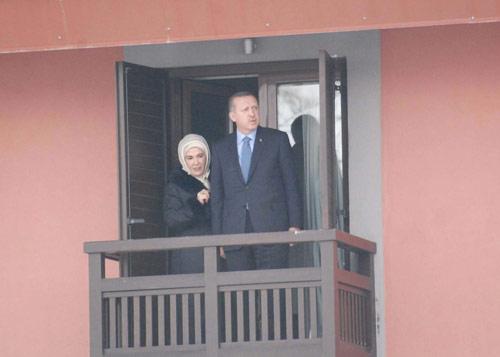 Başbakan Recep Tayyip Erdoğan, Yunanistan Başbakanı Yorgo Papandreu ile bir araya geldi. Planlanandan uzun süre görüşme nedeniyle Başbakan Erdoğan, Cuma namazına gidemedi.