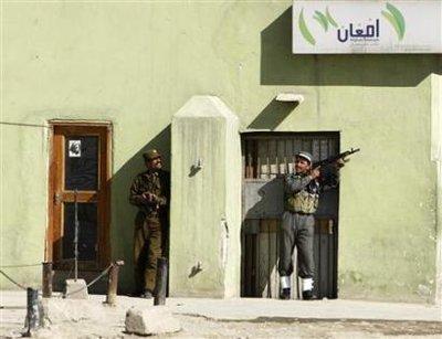 Afganistan'ın başkenti Kabil'de Taliban militanlarının üzerlerindeki bombaları bakanlık binasında patlatması sonucu yaşanan saldırı