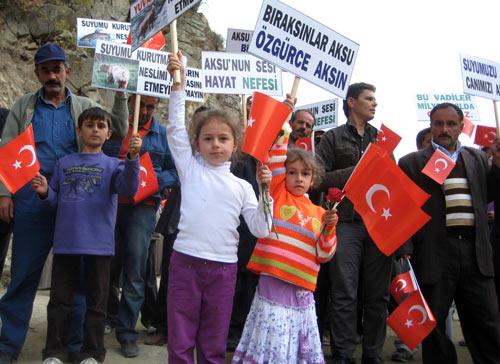 İspir'deki Aksu Vadisi'ne kurulmak istenen hidroelektrik santraline Çevresel Etki Değerlendirme raporu verilmemesi ve proje uygulamalarına aykırı hareket edildiği iddiasıyla köye gelen hakim ve bilirkişi heyeti köylüler tarafından bayraklarla karşılandı.