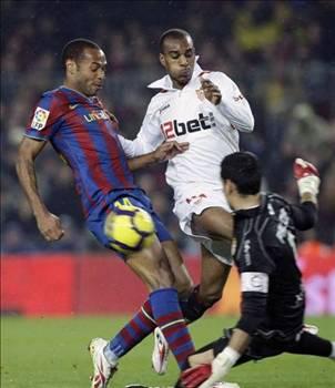Alçak gönüllülüğüyle insanları kendisine bir kez daha hayran bırakan Henry, "Önemli olan Barça'nın kazanması, benim oynamam değil.
Sol kanatta dünyanın en iyi oyuncularından olan İniesta ile Pedro var.
Pedro ilk 11'de oynadığında da maça sonradan girse de gol atıyor. Çok iyi bir sezon geçiriyor. Bunu görmemek için kör olmak lazım. Bu yüzden benim ilk 11'de daha az oynamam mantıklı" ifadesini kullandı.