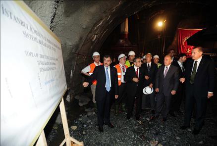 Erdoğan, yaklaşık 140 metre derinliğe kadar ulaşan tünelin içinden geçtiklerine işaret ederek, ''İnşallah fevkalade bir durum olmadıkça 31 Aralık 2010'da Melen suyunu Avrupa yakasına vereceğiz'' dedi.