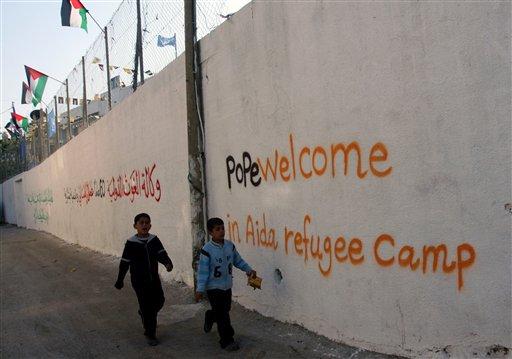 Katolik dünyasının ruhani lideri Papa 16. Benediktus'un Kudüs'ü ziyareti sürüyor. Tarihi gezinin ilk iki gününde neler oldu bir hatırlayalım ve ziyaretin atmosferini 125 fotoğrafla yansıtalım istedik.