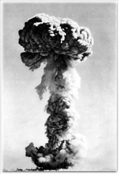 Çin, 16 Ekim 1965te, 596 kod adlı patlamayla ilk nükleer silahını denedi. Yan taraftaki mantar bulut da bu denemeden bir kare. Bu denemeden üç yıl sonra Pekin bu sefer de ilk termonükleer denemesini yaptı.