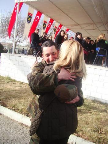 Erzincan'da gerçekleştirilen yemin töreninde, annesi Lale Manço ile abisi Doğukan Manço bu anlamlı gününde Batıkan Manço'yu yalnız bırakmadılar.