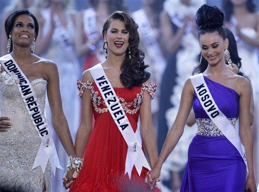 Venezuela güzeli Stefania Fernandez, 2009 Kainat Güzeli seçildi.