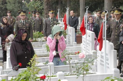 Arefe ünü şehitlikler doldu, taştı
