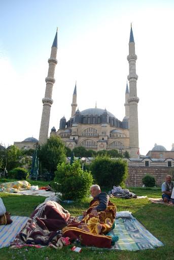 Türkiye'nin dört bir yanından 648. Tarihi Kırkpınar Yağlı Güreşleri'ni izlemek için Edirne'ye gelen güreşseverlerden bazıları, konaklama sıkıntısının yaşandığı kentte geceyi park ve bahçelerde geçirdi.