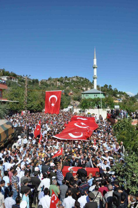 Şırnak'ın Beytüşşebap ilçesinde teröristlerce düzenlenen saldırıda şehit olan Piyade U. Çvş. Özgür Küçük ile Hüseyin Kıraç İzmir'in ve Mersin'de düzenlenen törenle toprağa verildi.