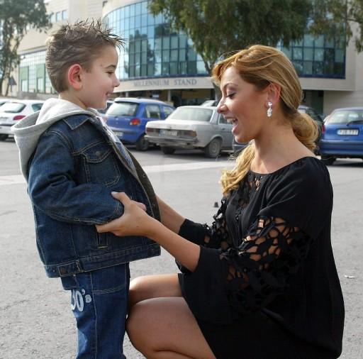54. Eurovision Şarkı Yarışmasında Türkiye'yi temsil edecek Hadise, PBS televizyonunun davetlisi olarak bulunduğu Malta'da yaşayan Türklerle bir araya geldi