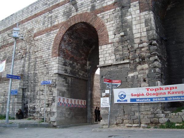<B>Topkapı</B>: Bizans dönemindeki adıyla Romanos Kapısı. Sultan II. Mehmet, kuşatma sırasında karargâhını buraya kurmuştur ve en ağır top atışları da buradan yapılmıştır. Bu nedenle tarihte buradaki mahallenin adı Top Yıkığı Mahallesi olarak geçmektedir. Fatih Sultan Mehmet Han'ın da İstanbul'a kesin olmamakla birlikte bu kapıdan girdiği söylenmektedir.