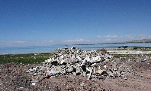 Van Gevaş Belediyesi, içinde tıbbi atıkların da bulunduğu ilçe çöpünün bir kısmını Van Gölü'nün 100 metre yakınındaki kıyıya döküyor. Gevaş halkı, belediyenin gölün kıyısına çöp dökmesine tepki gösteriyor.