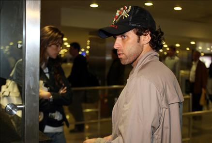 Galatasaray Kulübü'nden izinsiz olarak ülkesine giden sarı kırmızılı takımın Brezilyalı futbolcusu Cassio Lincoln, bu gece İstanbul'a döndü ve kulüpten ayrılma niyeti olmadığını söyledi.