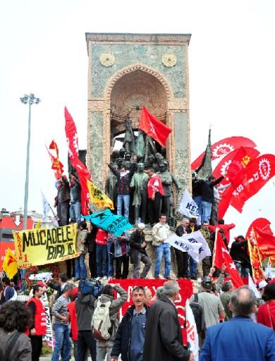 DİSK 32 yıl sonra 1 Mayıs'ı Taksim'de kutlamanın sevincini yaşadı. Hak İş ve Türk İş'e bağlı sendikalarda alanda saygı duruşu yaptılar