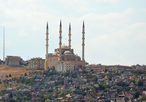 Kahramanmaraş'ın her bölgesinden görülebilme özelliğine sahip olan caminin, en büyük özelliklerinden biri de kendisine özgü bir mimarisi olması.