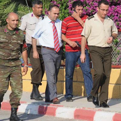 Erdemlide, bir uzman çavuş, Eruygur ile Tolon komutanlarım içerideyken benim yaşamamın anlamı yok diyerek başına tabanca dayadı.