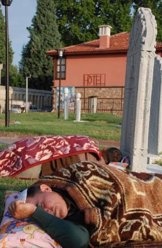 Türkiye'nin dört bir yanından 648. Tarihi Kırkpınar Yağlı Güreşleri'ni izlemek için Edirne'ye gelen güreşseverlerden bazıları, konaklama sıkıntısının yaşandığı kentte geceyi park ve bahçelerde geçirdi.