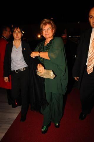 Salon Fransız Sarayı'na çevrilir de eğlence Türk usulü olur mu? Nikah kıyılıp ritüeller yerine getirildikten sonra önce Fransız Gold Singer grubu sahneye çıktı, ardından da dünyaca ünlü Fransız şarkıcı Dany Brillant, şarkılarıyla eğlenceyi doruğa çıkardı.