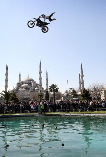 Dünya Motokros Şampiyonası'nın, İstanbul'da yapılacak 3. ayağı öncesi, dünyanın en usta motokrosçuları Sultanahmet'te akrobasi gösterileri yaptı.