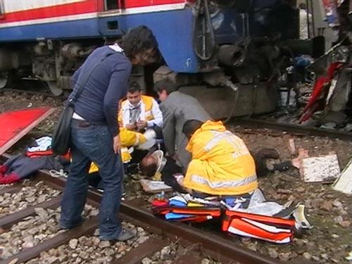 BİLECİK'TE İKİ TRENİN ÇARPIŞMASI SONUCU MEYDANA GELEN KAZADA 1 KİŞİ ÖLDÜ, 7 KİŞİ DE YARALANDI. KALP MASAJI YAPILAN MAKİNİST HİKMET KOÇAY KURTARILAMADI. (MEHMET YAŞAR BEYAZIT/BİLECİK-İHA)