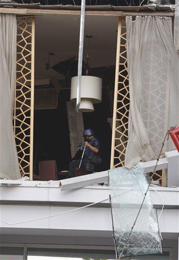 Başkent Cakarta'da iki büyük otelde eş zamanlı patlamalar meydana geldi. Paklamamış bombalar bulundu.