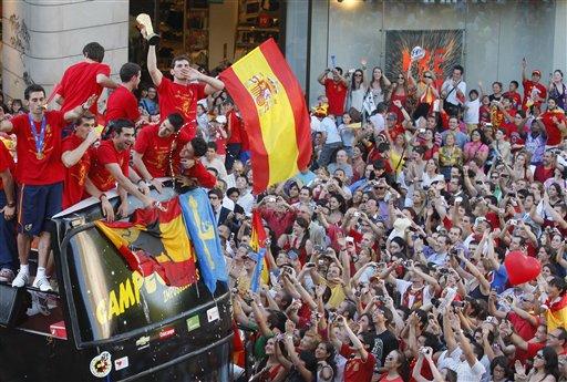Madrid'de hava sıcaklığının yüksek olmasından dolayı balkonlarda bulunanlar, kovalarla aşağıya su atarak, sıcaktan bunalan ve saatlerdir bekleyenleri biraz olsun serinletmeye çalıştı.