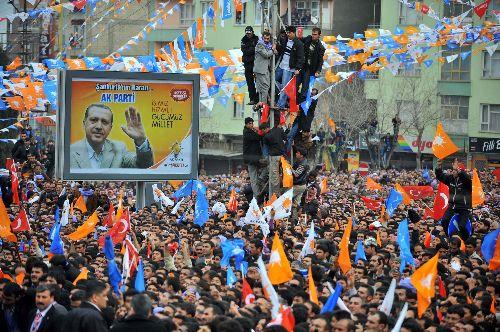 AK Parti Genel Başkanı ve Başbakan Recep Tayyip Erdoğan'ın Şanlıurfa mitinginde izdiham yaşandı. Erdoğan, aşırı kalabalıktan dolayı Şanlıurfa'daki miting alanına giremedi