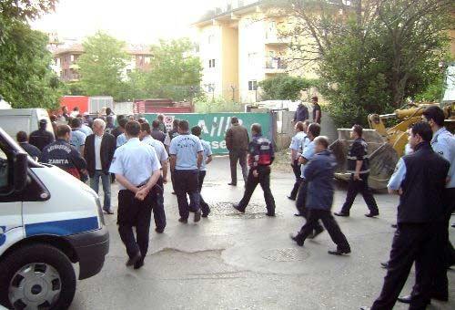 Beşiktaş Ortaköy'de, Ulus Sosyete Pazarı esnafı için kiralanan arazide gerçekleştirilen yıkım ve moloz kaldırma çalışmalarında gerginlik yaşandı.