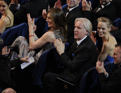 Herkes James Cameron'u favori g&ouml;sterirken 82. Oscar Akademi &ouml;d&uuml;llerinde, onun yerine &ouml;d&uuml;l i&ccedil;in sahneye &ccedil;ağırılan isim Kathryn Bigelow oldu. 

Kadınlar G&uuml;n&uuml;'nde Oscar alan ilk kadın y&ouml;netmen Kathryn Bigelow, en &ccedil;ok James Cameron'u şoke etti. &Ccedil;&uuml;nk&uuml; o, &uuml;nl&uuml; y&ouml;netmenin eski eşiydi. 

Kathryn Bigelow 8 Mart Kadınlar G&uuml;n&uuml;nde aldığı anlamlı &ouml;d&uuml;l&uuml;n sevincini b&ouml;yle yaşadı.