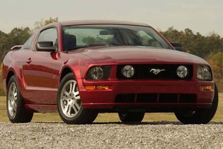 Gökdeniz Karadeniz Ford Mustang GT aracıyla daha mütevazi takılıyor