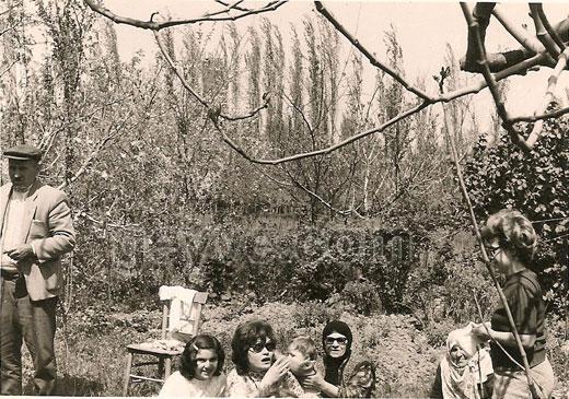 Yıl 1971... Muazzez Akkaya, Geyve'de babasının bahçesinde... Annesi, babası, kardeşi Mualla Akkaya ve kızı Oya...