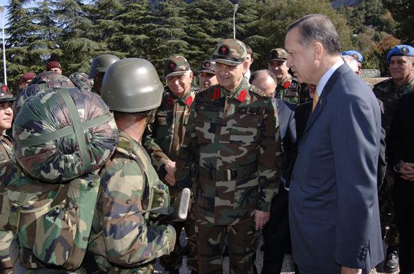 Başbakan Recep Tayyip Erdoğan, beraberindeki bakanlarla Eğridir Dağ Komanda Okulu'na gitti. Brifingden sonra Genelkurmay Başkanı İlker Başbuğ'un eşliğinde birlikleri gezdi, bilgi aldı.