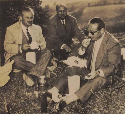 17 EYl&uuml;k 1961'de İmralı'da idam edilen Adnan Menderesin, bir seyahat esnasında Ahmet Haluk Şaman ve Ali Server Somuncuoğlu ile yol kenarında piknik yaparken &ccedil;ekilmiş fotoğrafı, idamından bir yıl sonra hazırlanan Fotoğraflarla Menderes isimli alb&uuml;mden alınmış.