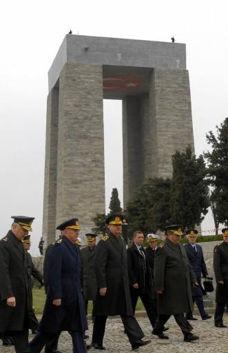 Başbakan Erdoğan ve İlker Başbuğ Şehitler Abidesi'ne ziyarette bulundu. Erdoğan yaptığı konuşmada kahramanlığa vurgu yaptı.