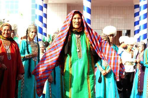 Berdimuhammedov, gece-gündüz ısı farkı en büyük şehirlerinden birinde dünyanın en tuzlu gölünün kıyısına dillere destan bir tesis, muhteşem bir açılış yaptı ama gazetecilerin şovu görüntülemesi için elden gelen arkaya konmadı! Bunlar kurtarılabilenler...