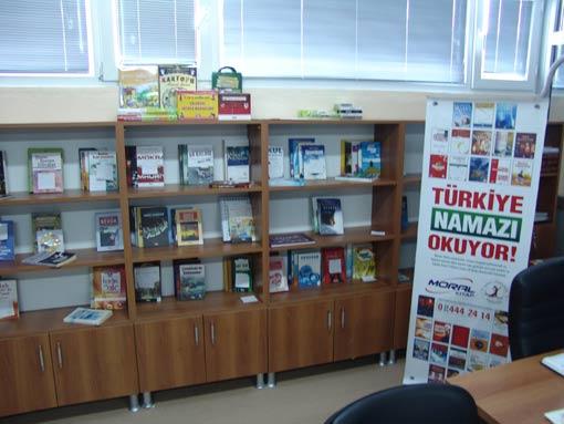 Türkiye dünyanın en az kitap okunan ülkeleri arasında. Bunun nedenlerinden birisi de Anadolu'daki kitapevlerinin maddi imkansızlıklar nedeniyle geniş kitap sergileyecek salonları bulunmaması, bulunsa bile burada yeterli güncelleme yapılması... İnsanlar kendi yörelerinde kitapevlerine gidip istedikleri kitapları sorduğunda "yok, henüz gelmedi" cevabı almaktan yıldıklarını söylüyorlar. Moral Kitap Kulubü tüm bu sıkıntıları çözmek için teknoloji ve pazarlamayı birleştirdi.