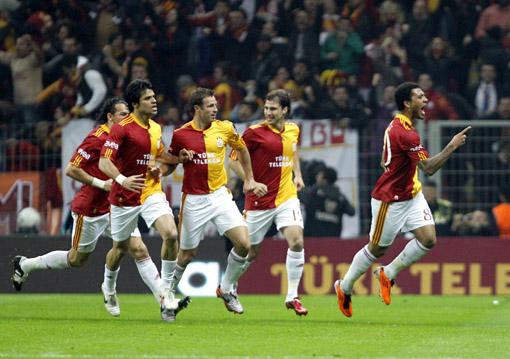 Sarı-kırmızılı ekip, Süper Lig'de bu sezon iç sahada, 8'i Ali Sami Yen Stadı, 5'i de Ali Sami Yen Spor Kompleksi Türk Telekom Arena'da olmak üzere 13 maçta 6 galibiyet, 1 beraberlik ve 6 yenilgi sonrası toplam 19 puan topladı. Bu maçlarda toplam 16 gol atan Galatasaray, kalesinde ise 18 gol gördü.