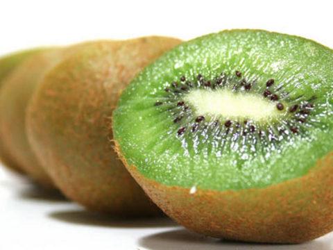 Kivi: Vitamin C eksikliği dişetleri hassaslaştırabilir, bakterilere karşı daha dirençsizleştirebilir. Bu durumda da periodontal rahatsızlığa yakalanabilirsiniz. Bu durumla karşılamamak için yeterince C vitamini almalısınız ve bunun için kiviyi seçebilirsiniz, çünkü kivi diğer meyvelere göre daha fazla vitamin C içerir.