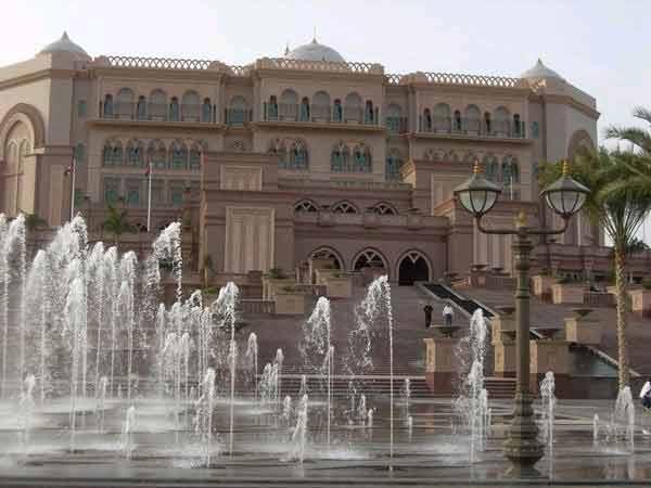 Emirates Palace dış görünüşü, modernize edilmiş Arap mimarisi tarzında