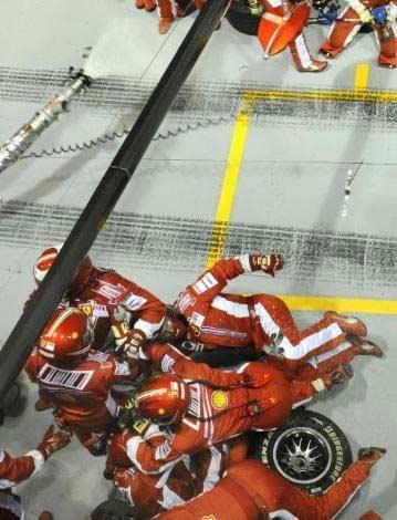 Formula 1'in 15. yarışı olan Singapur Grand Prix'sinde, Yarışı birinci sırada götüren Ferrari pilotu Felipe Massa pistlerde ender rastlanan bir hata yaptı.