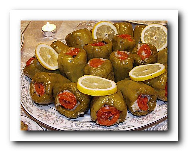 <p>Dolma tarzı yemeklerde mutlak suretle yağlı kıyma kullanılması gerekiyor.
<p>Kuzu ve dana etini karıştırıp yine dolmada kullanabilirsiniz.