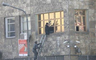 Afganistan'ın başkenti Kabil'de Taliban militanlarının üzerlerindeki bombaları bakanlık binasında patlatması sonucu yaşanan saldırı