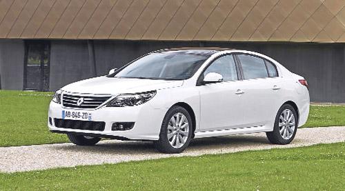<p><strong><span style="color: #ff0000;">Renault’da Latitude lüksü</span></strong><br />Bu yıl Renault’nun en büyük yeniliği, üst sınıfa da hitap edecek Latitude olacak. Bu yılın başlarında Türkiye yıllarına çıkmaya başlayacak Latitude, aynı zamanda orta üst sınıfta Renault’nun uzun bir aradan sonra piyasaya sunacağı ilk sedan modeli.</p>
<p> </p>
